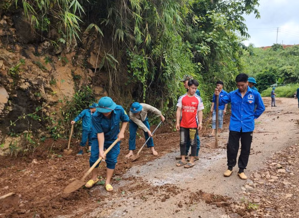 Dù thời tiết vẫn diễn biến phức tạp , điều kiện ăn ở thiếu thốn, một số khu vực vẫn mất điện, mất sóng, nhưng không ai rời tay. Các bạn trẻ vừa lao động khẩn trương, vừa động viên người dân ổn định tinh thần, cùng nhau vượt qua mất mát.