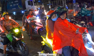 Người dân đội mưa quay lại TPHCM sau nghỉ lễ