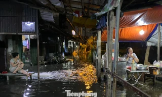 Triều cường đạt đỉnh, người dân TPHCM vật lộn chống ngập