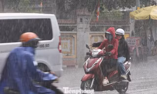 Mưa trái mùa trút ào ào, người đi đường TPHCM không kịp trở tay