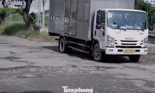 Hầm chui 830 tỷ thông xe chưa lâu, ổ gà chi chít 'chặn lối'