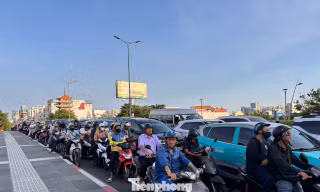 Xe cộ xe nhích từng chút ở khu vực trung tâm và cửa ngõ TPHCM trước kỳ nghỉ lễ