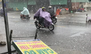 TPHCM mưa xối xả, gió lớn kèm sấm chớp: 'Chưa bao giờ tôi thấy từ khi về đây ở'