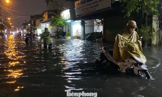 Mưa như trút cùng triều cường, người dân TPHCM lại chật vật di chuyển giữa biển nước
