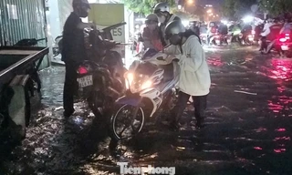 Triều cường lên báo động 3, đường mênh mông nước, xe chết máy la liệt ở TPHCM