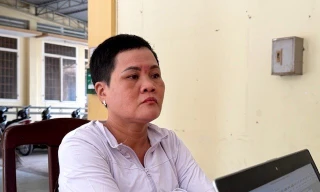 Bắt nữ quái cướp điện thoại của cụ ông tàn tật bán vé số 