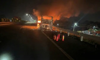 Xe giường nằm chở hơn 10 khách cháy trơ khung trên cao tốc TPHCM - Trung Lương