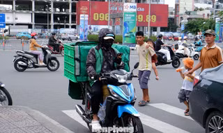 400.000 xe máy xăng sang xe điện ở TPHCM: Tài xế công nghệ trăm mối ngổn ngang 