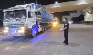 Xuyên đêm thông quan nông sản qua cửa khẩu Tây Ninh