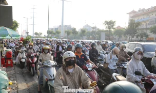 Sau kỳ nghỉ Tết Dương lịch, nhiều tuyến đường trung tâm TPHCM ken cứng người xe 