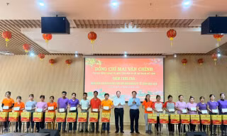 Phó Thủ tướng Mai Văn Chính tặng quà Tết công nhân, người lao động Tây Ninh