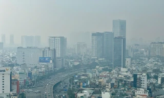 Người dân TPHCM đón thời tiết mát mẻ sáng đầu tuần