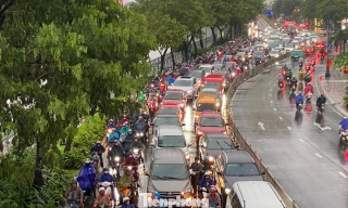 Kẹt xe, té ngã trong cơn mưa trắng trời giờ tan tầm ở TPHCM