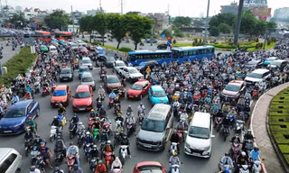 Kẹt xe kéo dài ở cửa ngõ Đông Bắc TPHCM