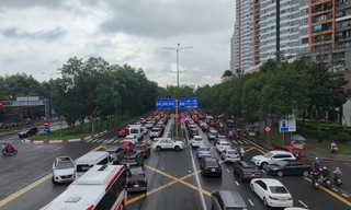 Kẹt xe kéo dài trên đường Mai Chí Thọ. Ảnh: Hữu Huy