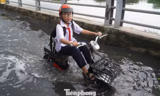Triều cường dâng cao, người dân TPHCM vất vả lội nước về nhà 