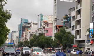 Bầu trời TPHCM tối sầm, sắp mưa lớn