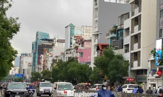 Bầu trời TPHCM tối sầm, sắp mưa lớn