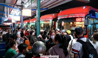 Trắng đêm ở bến xe Miền Tây: Hàng nghìn người chen chân chờ xe về quê đón Tết