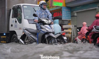 Mưa như trút từ trưa đến chiều, nhiều tuyến đường TPHCM hóa sông