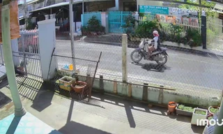 [Video] Bị giật 140 tờ vé số, bé trai 11 tuổi đạp xe đuổi theo rồi bị ngã