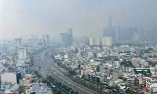 Bầu trời TPHCM đục ngầu, nồng độ bụi mịn vượt ngưỡng nhiều lần