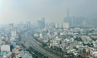 Sương mù dày đặc bao phủ TPHCM, nồng độ bụi mịn vượt ngưỡng nhiều lần