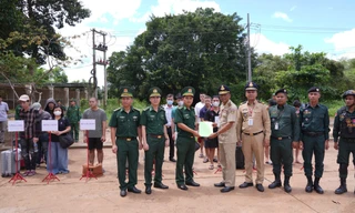 Tiếp nhận 15 công dân Việt Nam do Campuchia trao trả