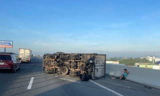 Xe tải 'phơi bụng' trên cao tốc TPHCM – Trung Lương