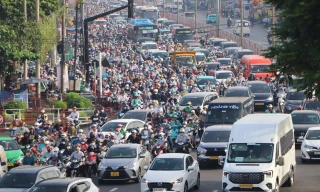Cửa ngõ Đông Bắc TPHCM vẫn ùn tắc dù phân luồng mới 