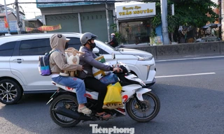 Chiều cuối kỳ nghỉ Tết Dương lịch: Người dân lỉnh kỉnh hành lý trở lại TPHCM