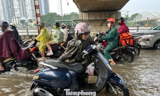 Xe chết máy, người dân TPHCM lội bì bõm giờ tan tầm