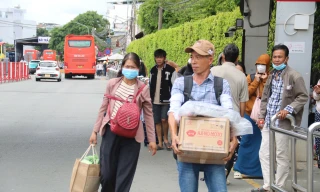 Dòng người từ các tỉnh thành nườm nượp quay lại TPHCM