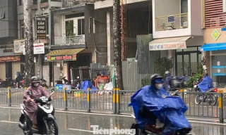 Trời TPHCM tối sầm, 'chưa kịp mặc áo mưa đã ướt hết'