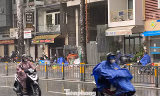 Trời TPHCM tối sầm, 'chưa kịp mặc áo mưa đã ướt hết'