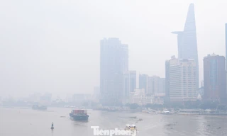 Bầu trời TPHCM tối sầm, sương mù dày đặc từ sáng sớm