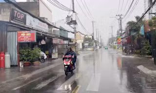 Mưa đầu mùa xối xả ở TPHCM, phố loang nước, người ướt sũng