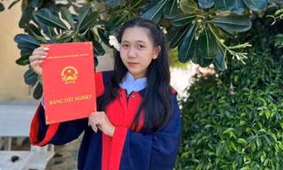 Vượt nghèo vào đại học, nữ sinh miền Tây nuôi ước mơ báo đáp mẹ