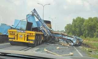 Thót tim cảnh xe đầu kéo gặp sự cố, hàng hóa văng tung tóe