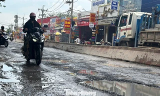 Đường khu Đông TPHCM: Ngập nước, chi chít 'ổ voi, ổ gà'