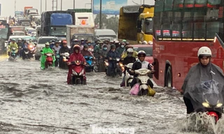 Mưa sầm sập giờ tan tầm, xe bì bõm lội nước qua đoạn quốc lộ ở TPHCM