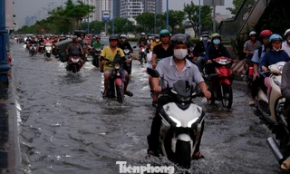 Triều cường 'tấn công' khu vực Chợ Lớn ở TPHCM