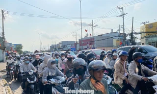 [Clip] 'Mướt mồ hôi', chật vật quay lại TPHCM ngày cuối kỳ nghỉ Tết