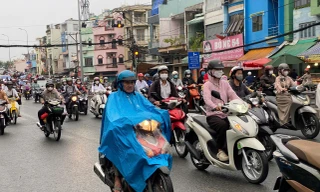 TPHCM bất ngờ mưa trái mùa ngày vía Thần Tài