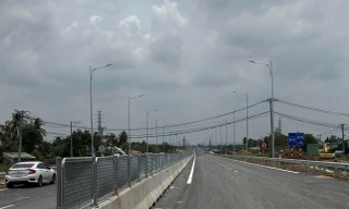 Trước ngày thông xe, dây điện vẫn 'giăng bẫy' đường lên cầu Nhơn Trạch 