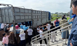 Hơn 180 tấn hàng đổ về các nhà ga metro TPHCM gửi người dân vùng lũ