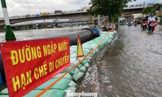Triều cường dâng cao, người dân 'ngụp lặn' giữa biển nước