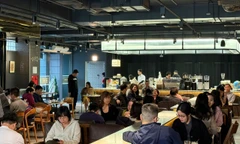 Hà Nội: Xếp hàng ăn phở, uống cà phê 'giải ngấy' ngày Tết