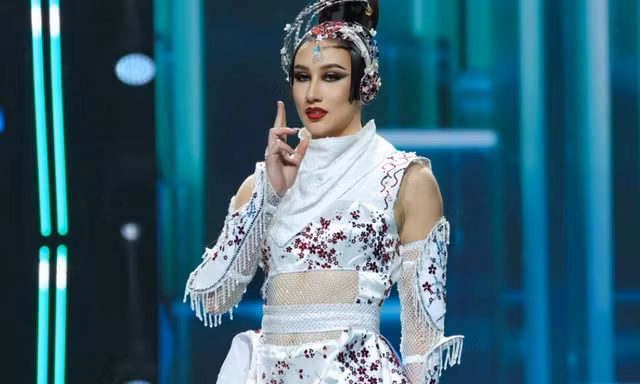 Nhào lộn 7 vòng diễn trang phục dân tộc