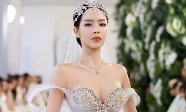 Trịnh Thăng Bình theo dõi Hoa hậu Thanh Thủy diễn váy cưới
